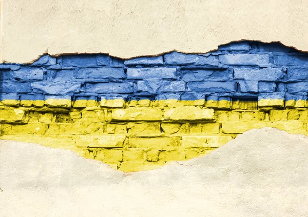 Bandera nacional de Ucrania sobre un fondo de ladrillo. Pared de ladrillo con yeso parcialmente destruido, fondo o textura . — Foto de Stock