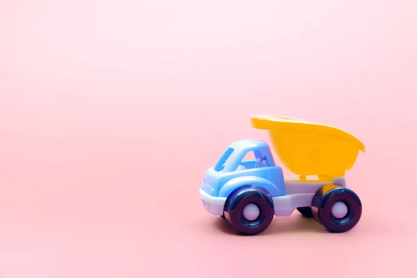 Camion jucărie model de mașină pe fundal roz, spațiu pentru text — Fotografie, imagine de stoc