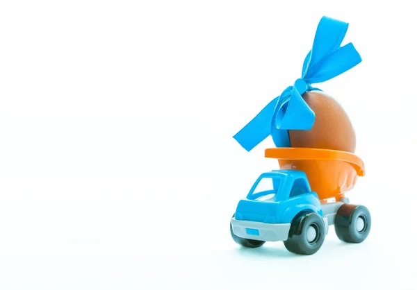 复活节彩蛋和玩具车-卡车在白色背景, 快乐复活节概念, 文字空间 — 图库照片