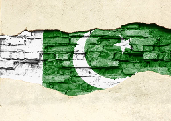 Государственный флаг Пакистана на кирпичном фоне. Кирпичная стена с частично разрушенной штукатуркой, фоном или текстурой . — стоковое фото