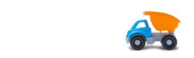 Oyuncak kamyon beyaz arka plan, metin için yer, iş ya da çocuk oyuncağı bina kavramı