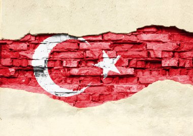 Bir tuğla zemin üzerine ulusal bayrak Türkiye'nin. Tuğla duvar sıva, arka plan veya doku kısmen tahrip.