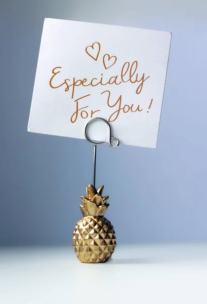 Ananas-Papierhalter mit Aufschrift - speziell für Sie, auf blau getöntem Hintergrund — Stockfoto