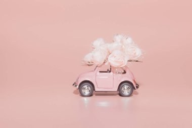 Petrozavodsk, Rusya-04 Nisan 2019: pembe arka planda beyaz güller buket ile Pembe Retro oyuncak araba. Konsept Sevgililer günü, 14 Şubat kartı, 8 Mart, uluslararası mutlu kadınlar günü