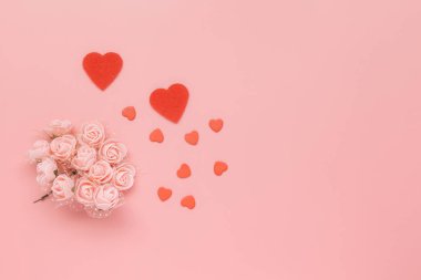 Çiçekler kompozisyon. Pembe arka planda pembe çiçekler ve kalpler yapılmış deseni. Düz yatıyordu, üst görünüm, kopya alanı