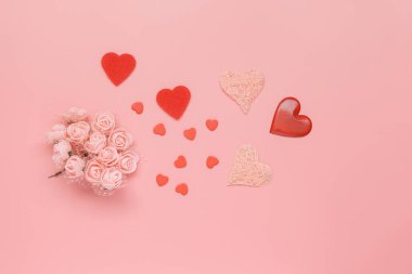 Çiçekler kompozisyon. Pembe arka planda pembe çiçekler ve kalpler yapılmış deseni. Düz yatıyordu, üst görünüm