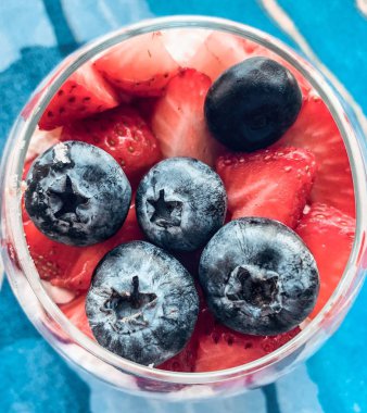 Yaban mersini, çilek, ahududu ile sağlıklı tatlı. Detoks ve diyet gıda.