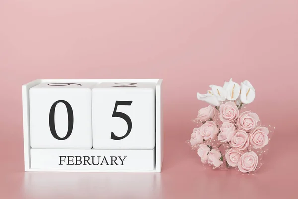 Στις 34 Φεβρουαρίου. Ημέρα 5 του μήνα. Ημερολόγιο κύβος σε μοντέρνο ροζ φόντο, έννοια των εκδηλώσεων και ένα σημαντικό γεγονός. — Φωτογραφία Αρχείου
