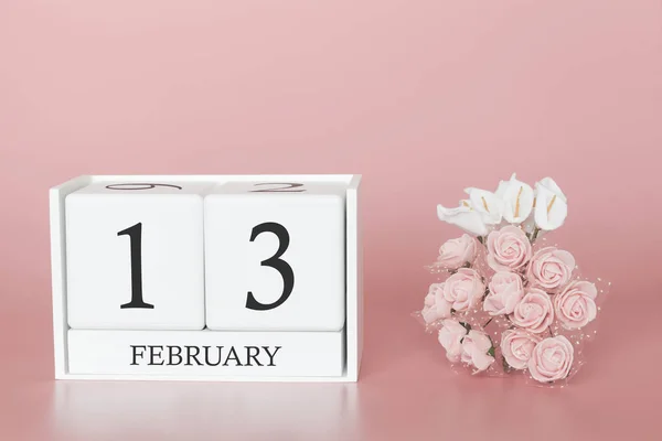 13. února. Den 13 měsíců. Kalendářová krychle na moderním růžovém pozadí, koncept obchodní a významná událost. — Stock fotografie