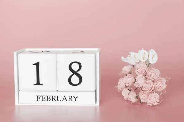 18 de febrero. Día 18 del mes. Cubo de calendario sobre fondo rosa moderno, concepto de negocios y un evento importante . —  Fotos de Stock
