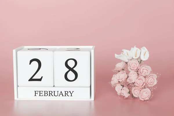 Il 28 febbraio. Giorno 28 del mese. Calendario cubo su sfondo rosa moderno, concetto di bussines e un evento importante . — Foto Stock