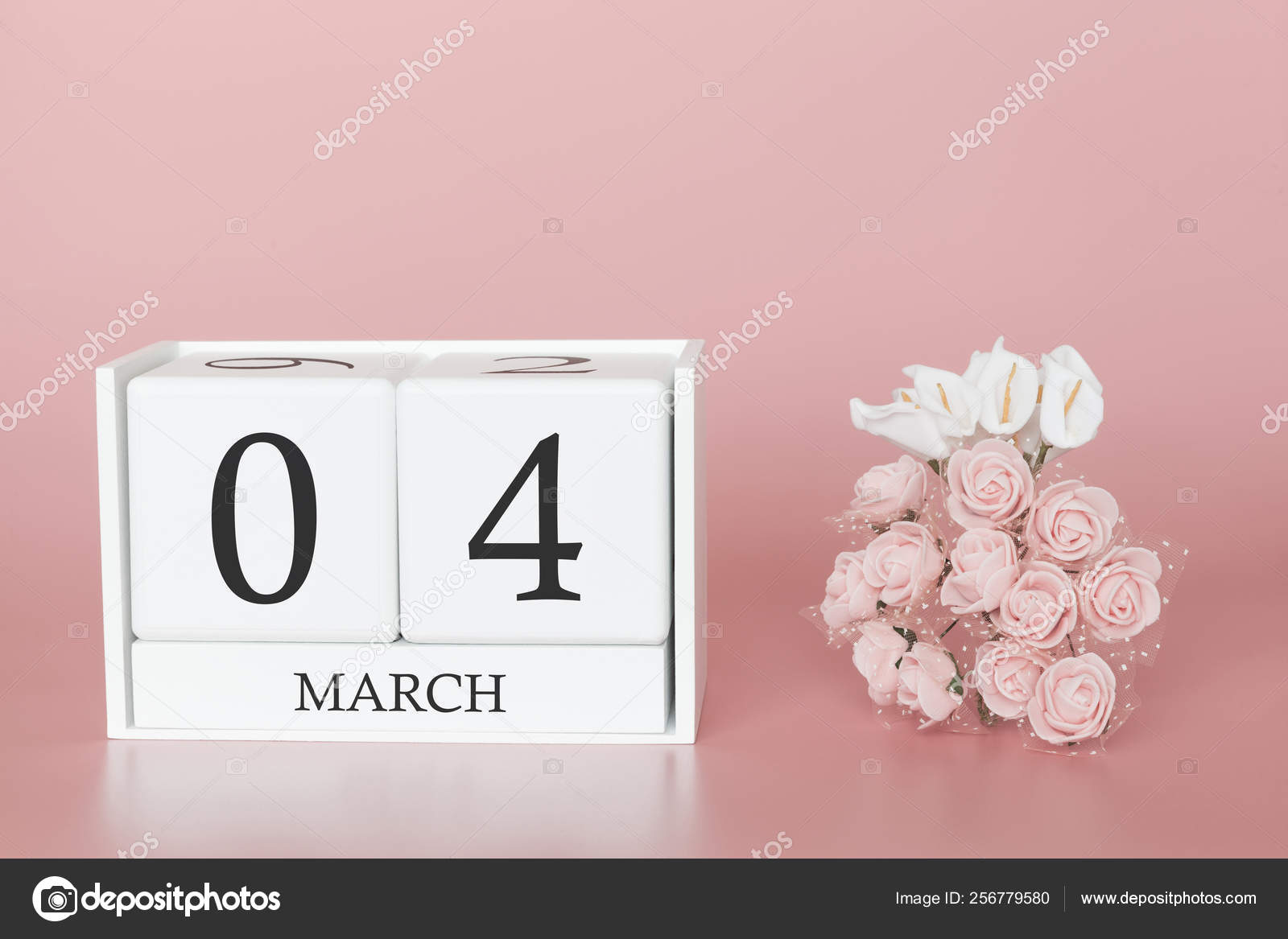 3月4日每月第4天 日历立方体在现代粉红色背景 商业概念和一个重要事件 图库照片 C Magnito