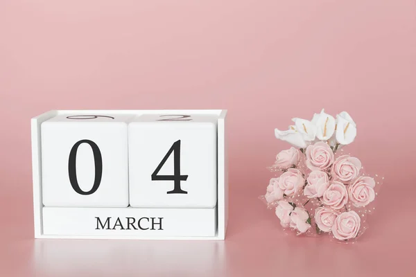 04 maart. Dag 4 van de maand. Kalender kubus op moderne roze achtergrond, concept van zaken en een belangrijke gebeurtenis. — Stockfoto