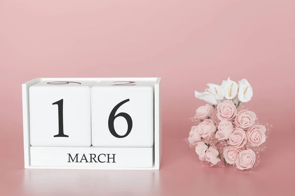 16 marzo. Giorno 16 del mese. Calendario cubo su sfondo rosa moderno, concetto di bussines e un evento importante . — Foto Stock