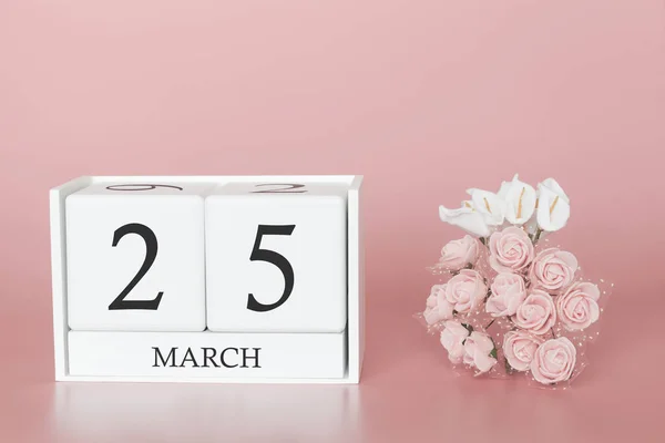 25 de Março. Dia 25 do mês. Calendário cubo sobre fundo rosa moderno, conceito de bussines e um evento importante . — Fotografia de Stock