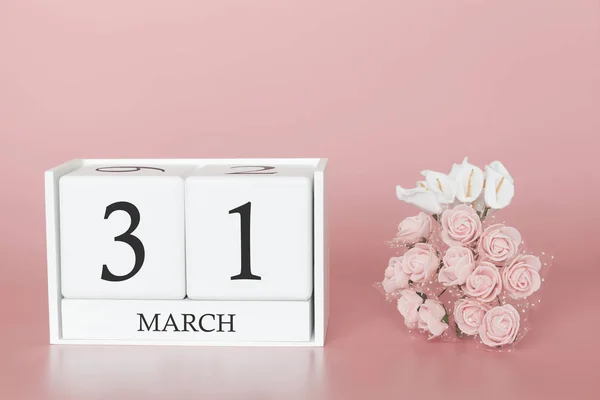 31 de Março. Dia 31 do mês. Calendário cubo sobre fundo rosa moderno, conceito de bussines e um evento importante . — Fotografia de Stock