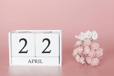 22 Nisan. Ay 22 gün. Modern pembe arka planda takvim küpü, Bussines kavramı ve önemli bir olay.