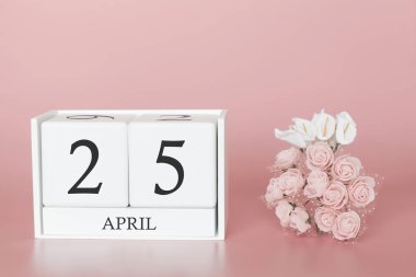 25 Nisan. 25 aylık gün. Modern pembe arka planda takvim küpü, Bussines kavramı ve önemli bir olay.