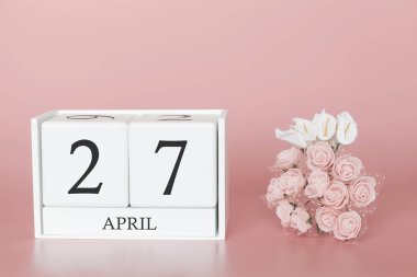 27 Nisan. 27 aylık gün. Modern pembe arka planda takvim küpü, Bussines kavramı ve önemli bir olay.