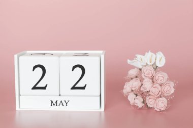 22 Mayıs. Ay 22 gün. Modern pembe arka planda takvim küpü, Bussines kavramı ve önemli bir olay.