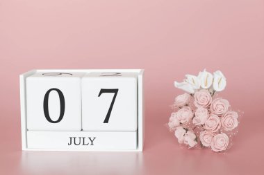 07 Temmuz. Gün 7 ay. Modern pembe arka planda takvim küpü, Bussines kavramı ve önemli bir olay.