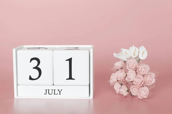 31 juillet. Jour 31 du mois. Calendrier cube sur fond rose moderne, concept de bussins et un événement important . — Photo
