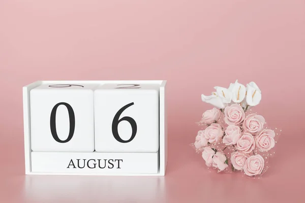 Le 06 août. Jour 6 du mois. Calendrier cube sur fond rose moderne, concept de bussins et un événement important . — Photo
