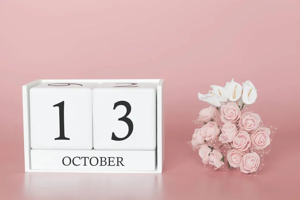 13 de octubre. Día 13 del mes. Cubo de calendario sobre fondo rosa moderno, concepto de negocios y un evento importante . —  Fotos de Stock