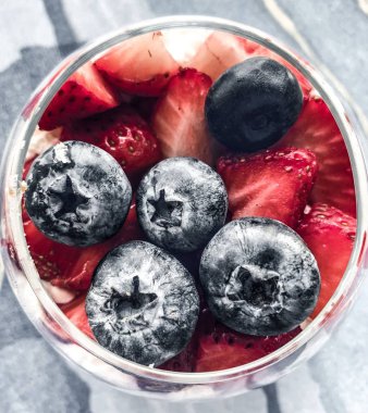 Yaban mersini, çilek, ahududu ile sağlıklı tatlı. Detoks ve diyet yiyecekler. Tonlu foto.