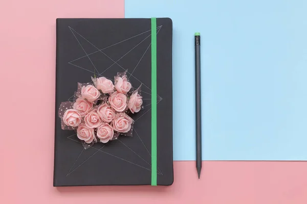 Top view, notebook and pencil on pink and blue background. Flat lay style — Stock Photo, Image
