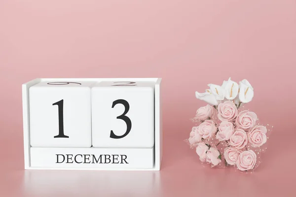 12月13日月の13日目。現代のピンクの背景にカレンダーキューブ、バスシンの概念と重要なイベント. — ストック写真