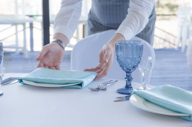 Restoran garson bir düğün kutlaması için bir masa hizmet vermektedir