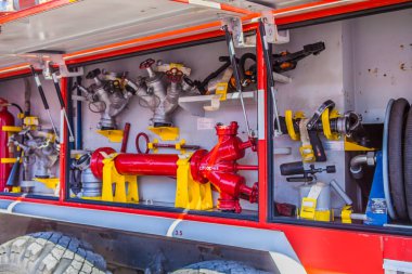 İtfaiye aracı kullanımda, mekanizmalar ve aletler