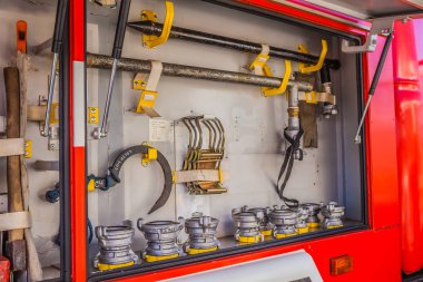 İtfaiye aracı kullanımda, mekanizmalar ve aletler