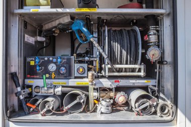 İtfaiye aracı kullanımda, mekanizmalar ve aletler