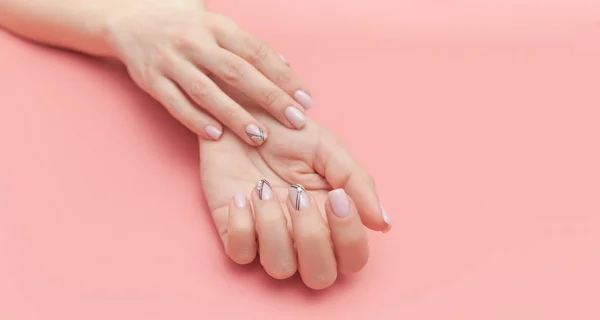 Mão da bela jovem com manicure perfeita sobre fundo rosa. Flat lay estilo . — Fotografia de Stock