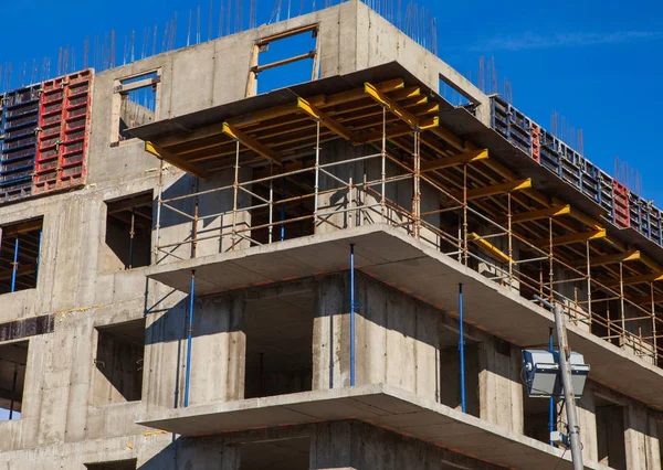 Building construction site against blue sky, close-up — Stock Photo, Image