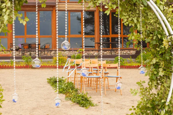 Maravilhosos detalhes da cerimônia de casamento de verão ao ar livre — Fotografia de Stock