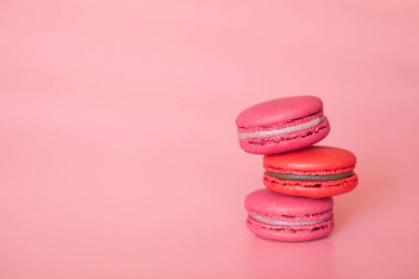 Mercan arka plan üzerinde kırmızı ve pembe makaronlar, ev yapımı gıda