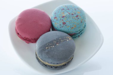 Beyaz bir tabak ve hafif bir arka plan üzerinde Macaroons