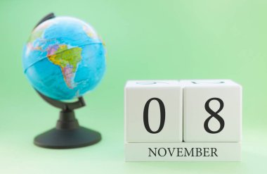 Sayılarla planlayıcı ahşap küp, Kasım ayının 8 günü, sonbahar