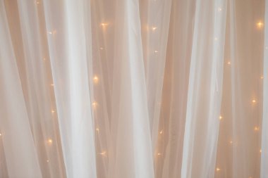 Düğün töreninde ışıklı şeffaf tül, damadın, gelinin veya misafirlerin fotoğrafının çeki