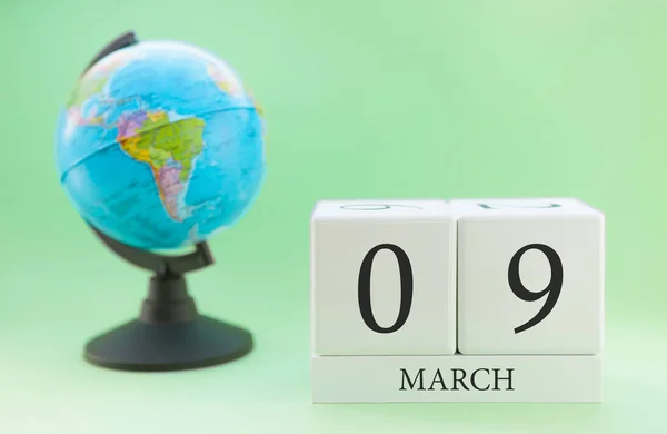Plánovač dřevěné kostky s čísly, 9 dnů měsíce března, jaro — Stock fotografie