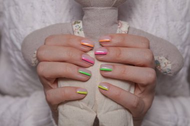 Close. Güzel bir renk manikür ve yumuşak oyuncak ile kadın elleri