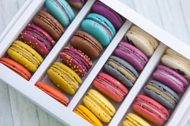 Macaroons çerezleri renk her türlü. Kutuda Macaroons.