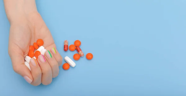 Las manos femeninas con hermosa manicura moderna y pastillas, concepto de uñas saludables. Espacio para texto —  Fotos de Stock