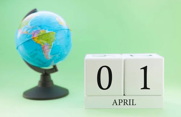 Plánovač dřevěné kostky s čísly, 1 den měsíce dubna, jaro — Stock fotografie