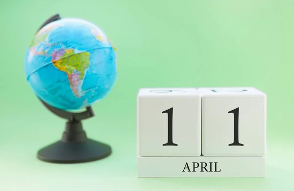 Plánovač dřevěné kostky s čísly, 11 dnů měsíce dubna, jaro — Stock fotografie