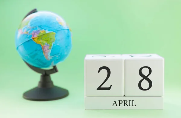 Plánovač dřevěné kostky s čísly, 28 dnů měsíce dubna, jaro — Stock fotografie