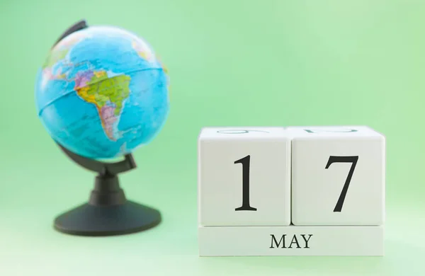 Plánovač dřevěné kostky s čísly, 17 dnů měsíce května, jaro — Stock fotografie